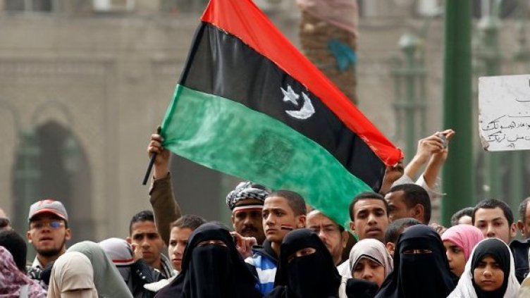 Протестиращите в Кайро носят либийски знамена. Снимка: Ройтерс