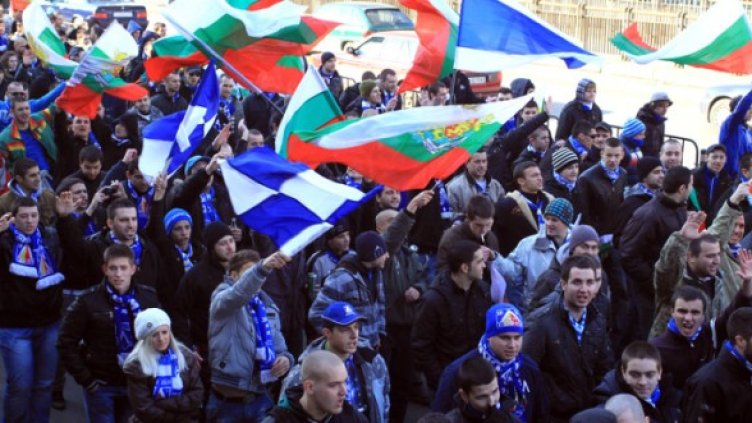 Фенове са хвърляли седалки срещу полицаите. Снимка: БТА