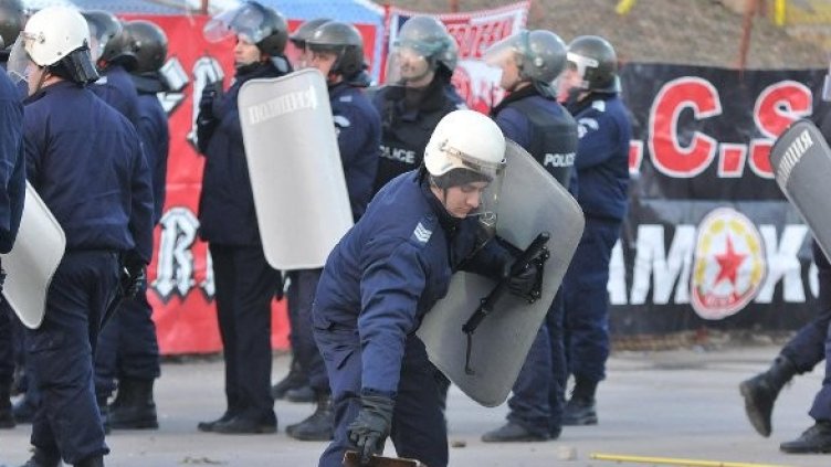 Полицаи и фенове пострадаха от безредиците. Снимка: Булфото