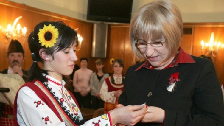 Цачева се радва на терличките. Снимка: БТА