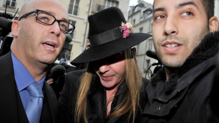 Галиано напуска полицейското управление в Париж, където беше разпитан. Снимка: Reuters