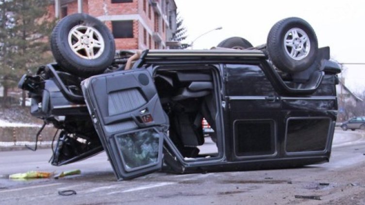 Джипът на Йоско, обърнат по таван. Снимка: Булфото