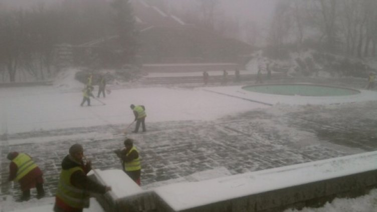 Пъргави метачки лъскат паметник до зори