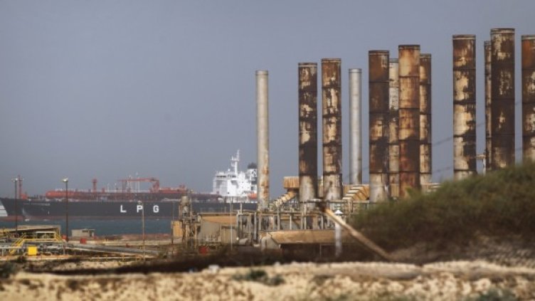 Танкер чака в Брега. Силите на режима и на бунтовниците в Либия се борят за контрола над петролните инсталации. Снимка: Getty Images/Guliver Photos