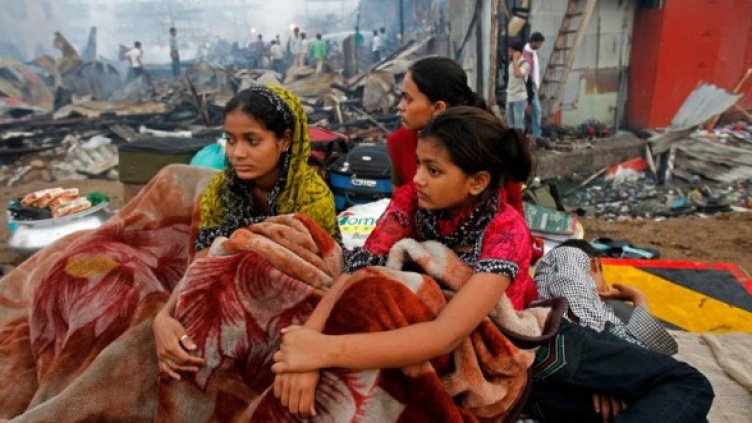 Рубина Али сред отломките на изгорелия си дом. Снимка: Reuters