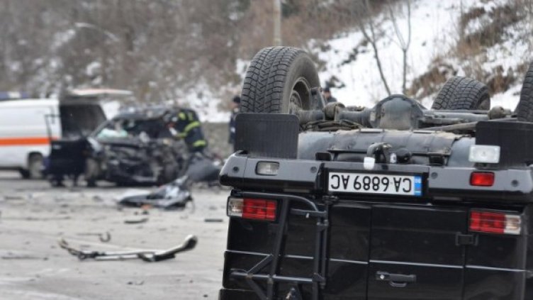 4-тонният джип на Йоско помля лек автомобил Киа. Снимка: Булфото