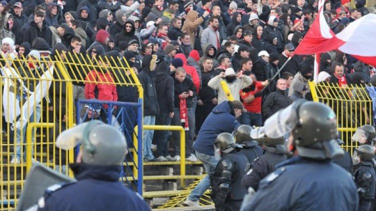 Сблъсъци между полиция и фенове по време на вечното дерби Снимка: Булфото