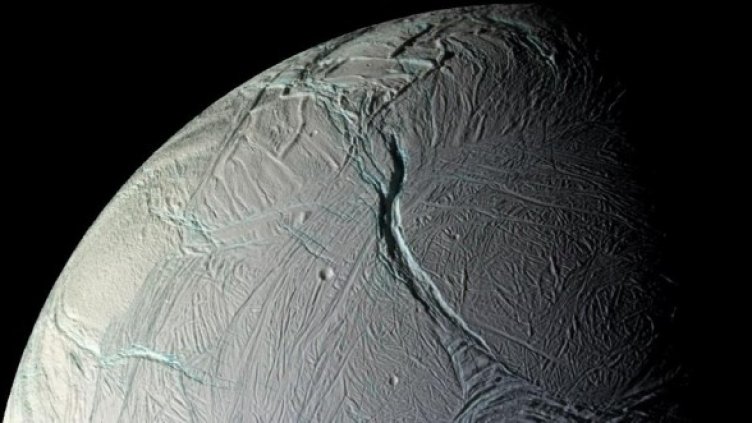 Сатурнианската луна Енцелад, заснета от Cassini. Снимка: NASA/JPL/Space Science Institute
