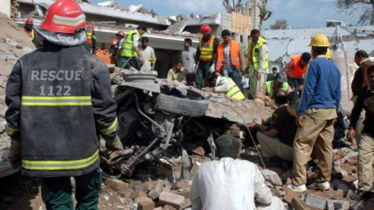 Спасители издирват тела след взрива във Фейсалабад. Снимка: БТА