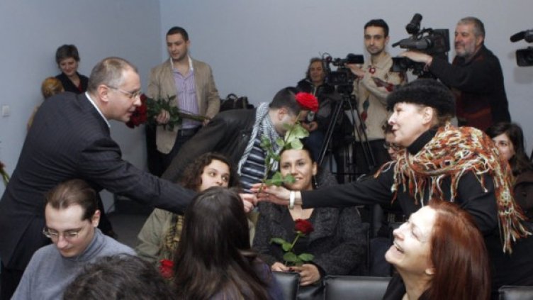 Станишев подари червена роза на всички репортерки за празника. Снимка: БСП