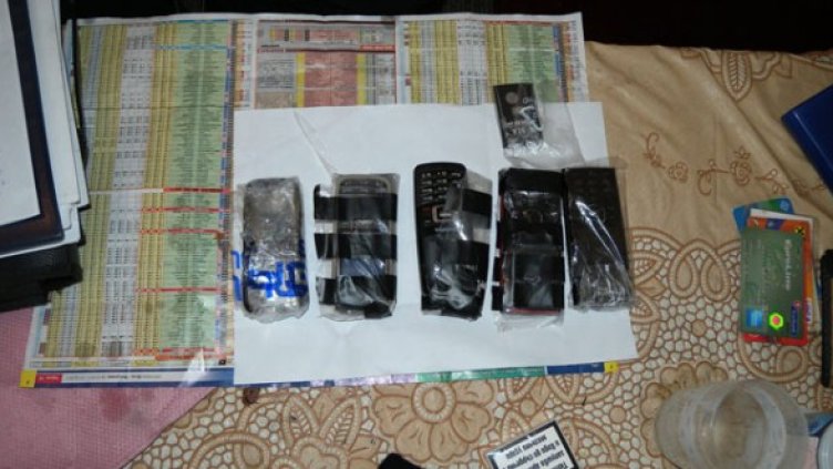 Част от намерените в дома на надзирателя телефони. Снимка: МВР