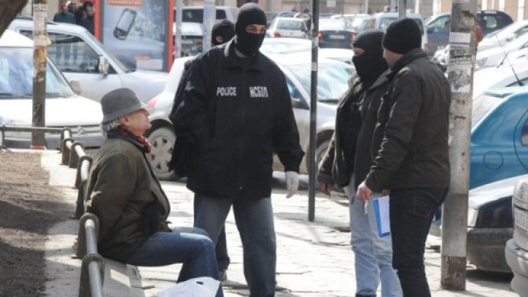 Спецполицаите пазят единия от задържаните. Снимка: Булфото