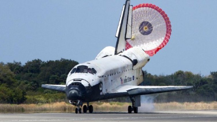 "Дискавъри" се завръща у дома. Снимка: NASA/Jack Pfaller