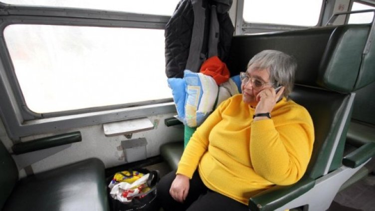 Пътниците побързаха да уведомят близките си, че закъсняват заради стачката. Снимка: Булфото