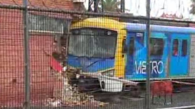 Влак се вклини в банка