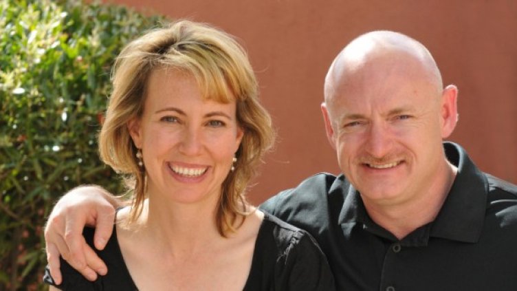 Габриел Гифърдс и съпругът й – астронавтът Марк Кели. Снимка: giffords.house.gov