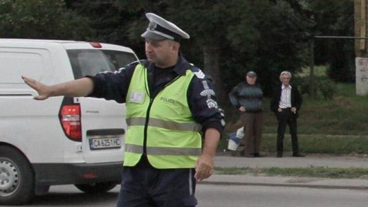 Наквасеният шофьор не спрял пред полицаите. Снимка: Булфото