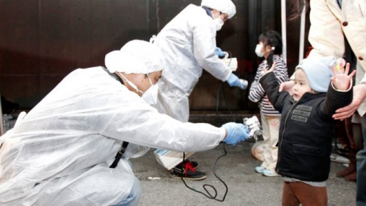 Експерти проверяват за радиация деца от зоната за евакуация около централата. Снимка: Reuters