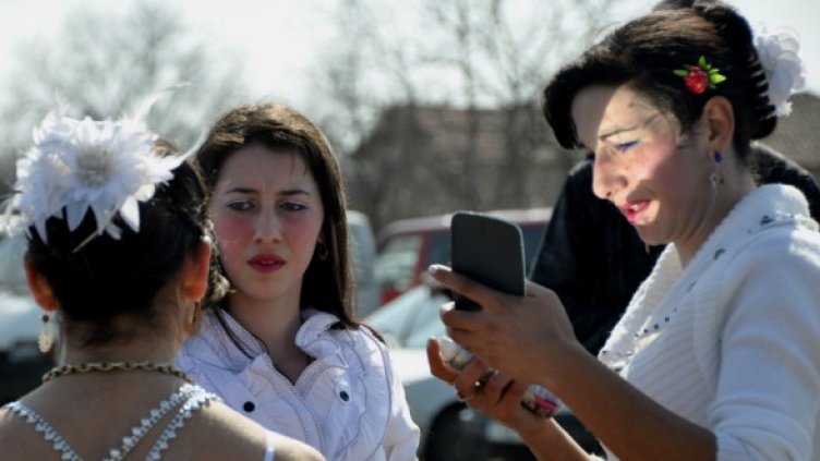 Девойките трескаво се подготвят, за да впечатлят бъдещия си мъж.  Снимка: БТА