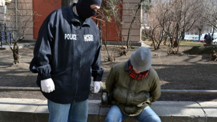 Единият от арестуваните при акцията. Снимка: МВР