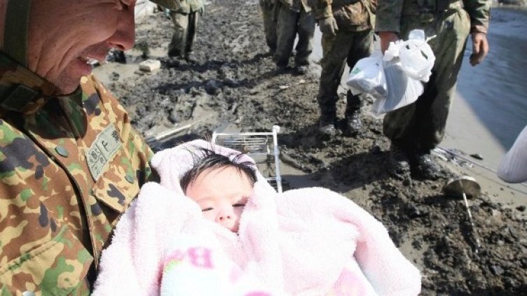 Откритото от спасители момиченце. Снимка: Reuters