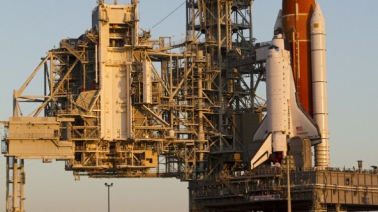 Совалката "Индевър" е на стартовата площадка в Космическия център "Кенеди" във Флорида. Снимка: NASA/Jack Pfaller