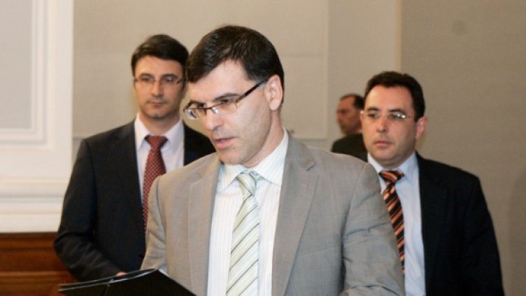 Трима министри се чудиха с бранша как да смъкнат цените на горивата. Снимка: БТА