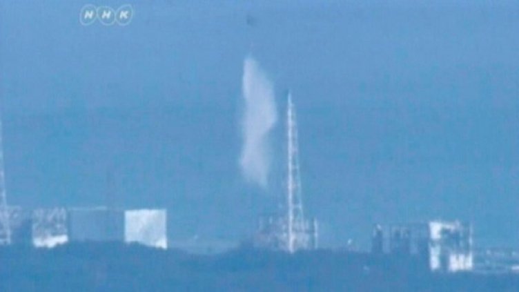 Военен хеликоптер хвърля вода върху реакторите на АЕЦ "Фукушима". Снимка: Ройтерс