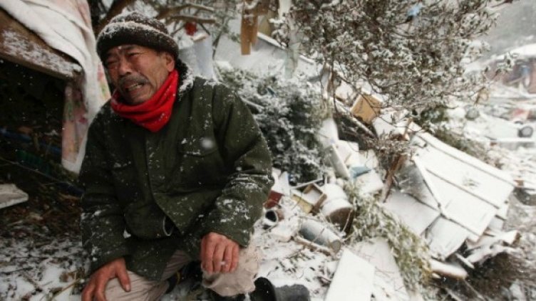 Мъж плаче до разрушената си къща, под развалините на която все още е затрупана майка му. Снимка: Ройтерс