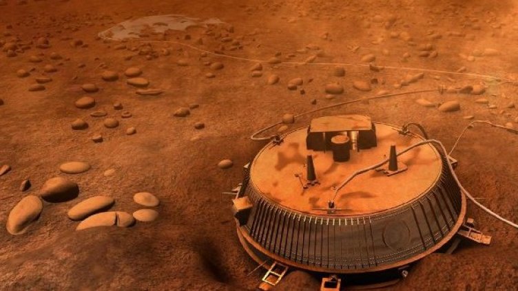 През 2005 г. спускаемият модул Huygens кацна върху загадъчната сатурнианска луна Титан и предаде първи изображения изпод дебелия пласт облаци. Изображение: NASA