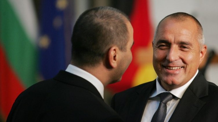 Борисов иска пътят пред спортната зала да е красота. Снимка: Булфото