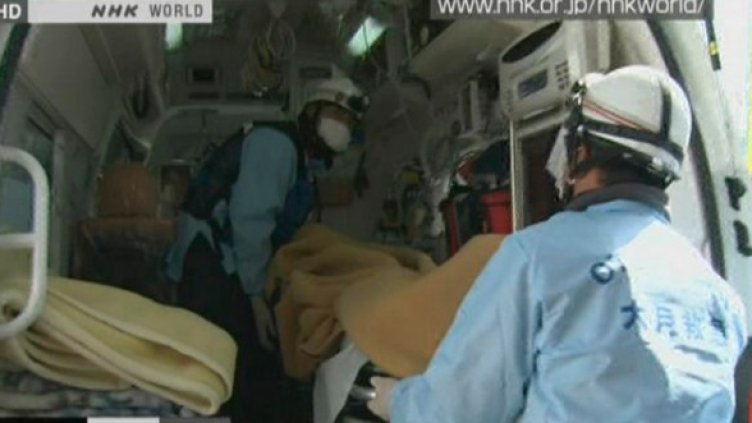 Жив 20-годишен младеж откриха спасителите сред развалините в префектура Мияги. Оцелелият е в шок и не може да говори. Снимка: Reuters