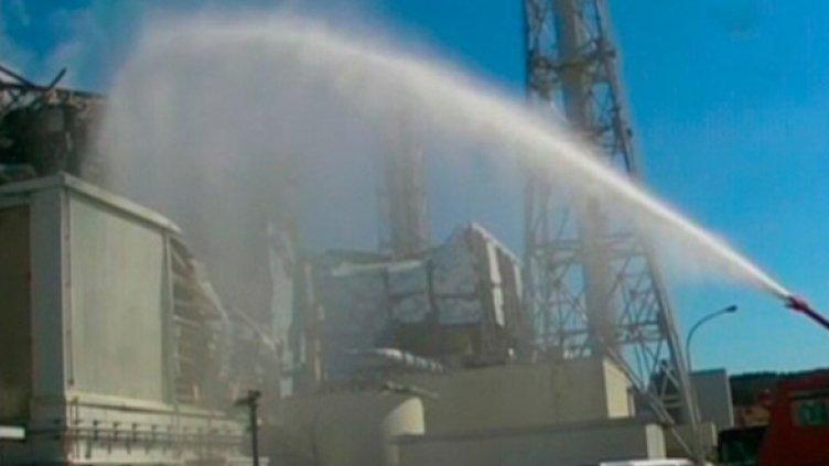 Пожарникари заливат с вода III реактор на АЕЦ "Фукушима-1". Снимка: Reuters