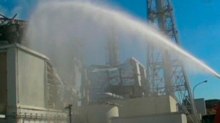 Продължава охлаждането на трети реактор. Снимка: Ройтерс