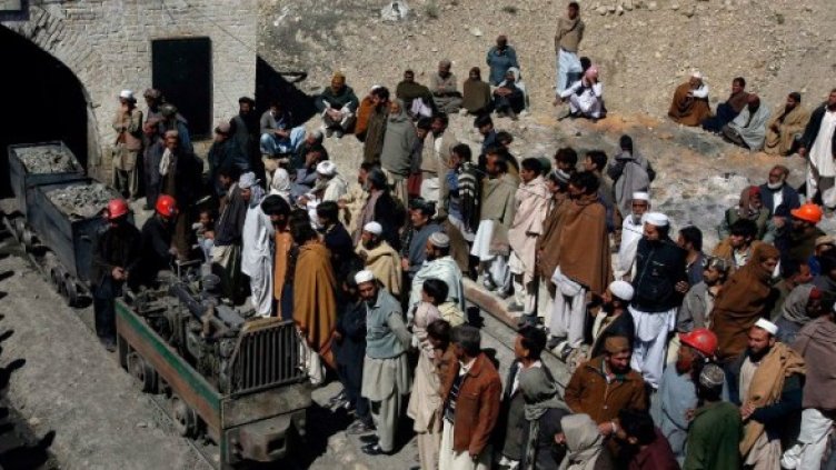 Роднини на загиналите и блокираните чакат пред мината. Снимка: Ройтерс