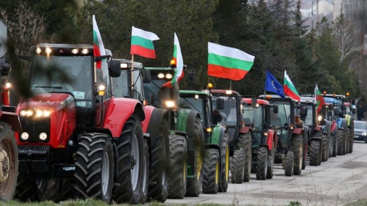 Фермерите излязоха на протест за субсидии с трактори. Снимка: БТА