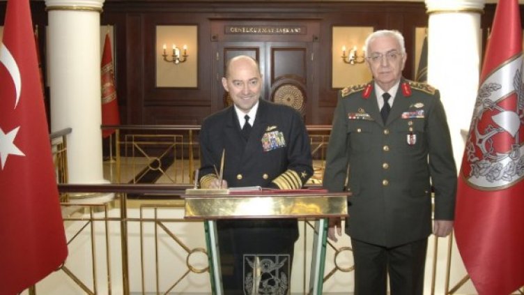 Началникът на генералния щаб на Турция ген. Ъшък Кошанер (д) и върховният главнокомандващ на Съюзното командване по операциите на НАТО адмирал Джеймс Ставридис (л) се срещнаха в Анкара. Снимка: БТА