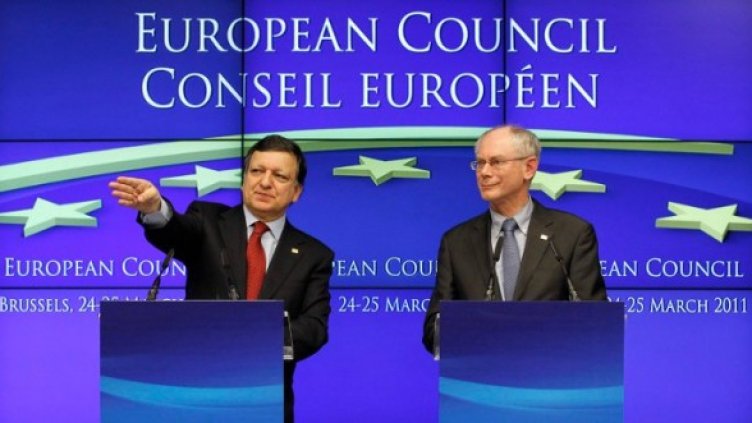 Председателят на ЕК Жозе Мануел Барозу (вляво) и на Европейския съвет Херман ван Ромпой дават пресконференция след края на първия ден от двудневната среща на върха на лидерите на ЕС в Брюксел. Снимка: Reuters