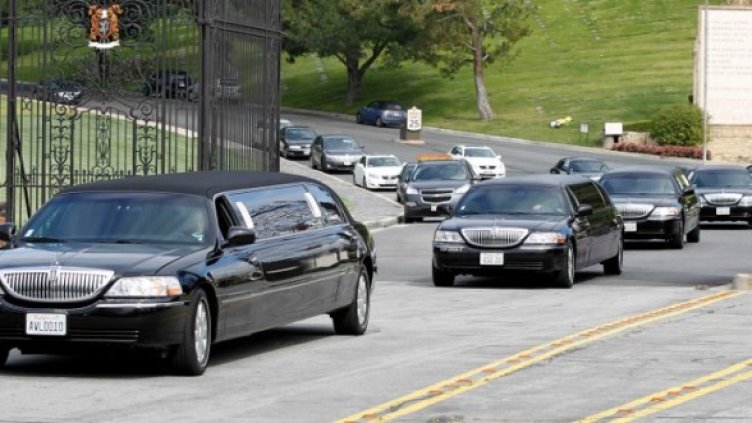 Лимузини откарват близките на актрисата след погребението. Снимка: Reuters