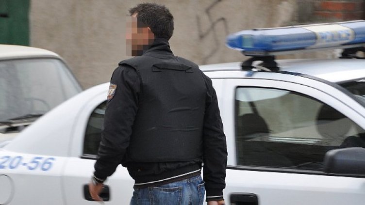 Полицай охранява входа на банката. Снимка: БТА