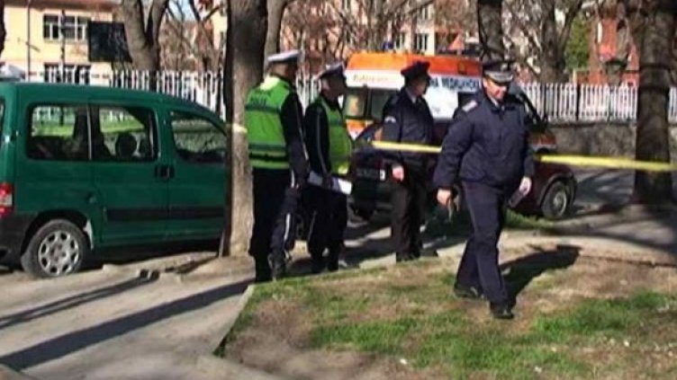 Поп увещава барикадиралия се мъж