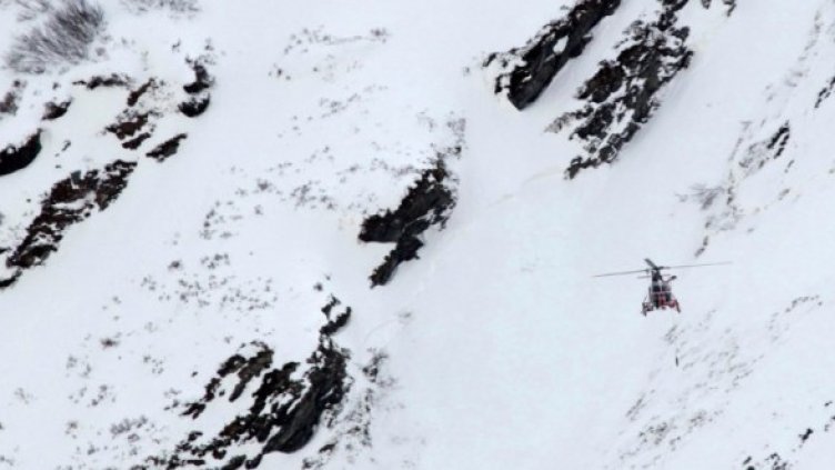 Хеликоптер участва в спасителната операция. Снимка: Reuters