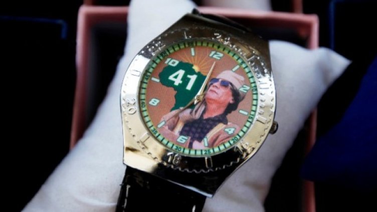 Часовник с образа на Муамар Кадафи на витрина в магазин в Триполи. Снимка: Reuters