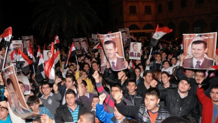 Поддръжници на сирийския президент Асад скандират в негова подкрепа в северния град Алепо. Снимка: Reuters