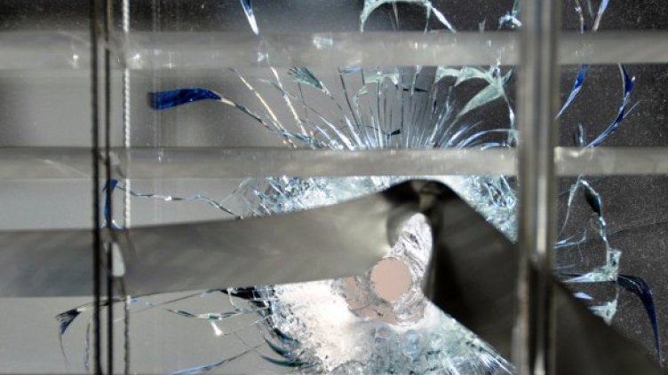 Следи от куршуми по стъклата на банката Снимка: БТА