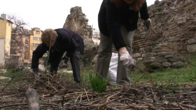Екскурзоводи чистят забележителност, че ги е срам да я показват