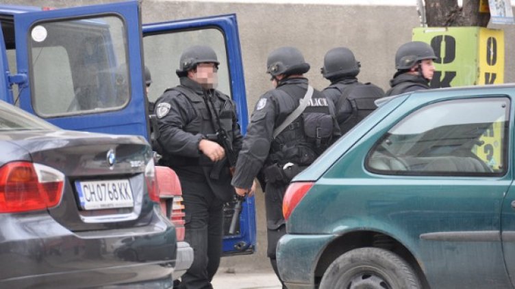 Охранителят беше прострелян от похитителя, който взе шестима за заложници. Снимка: БТА