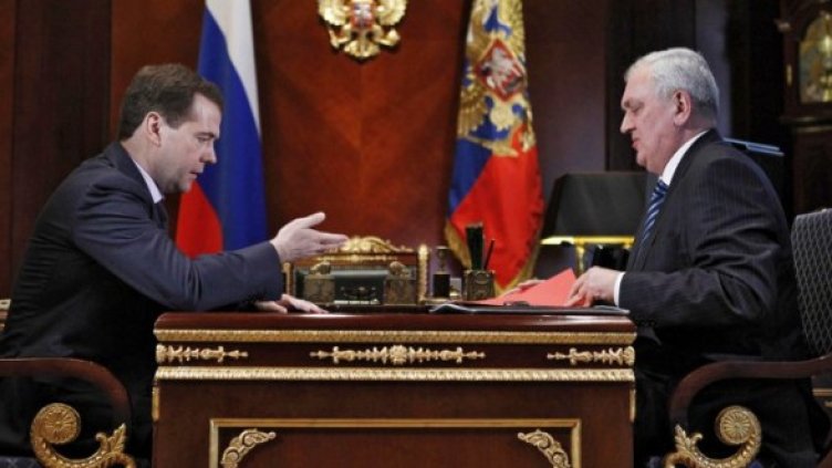 Дмитрий Медведев и Сергей Смирнов. Снимка: Reuters