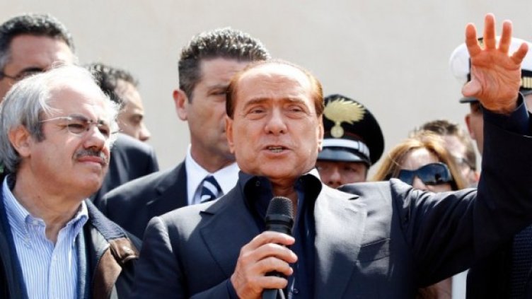 Берлускони говори след пристигането си на южния италиански остров Лампедуза. Снимка: Reuters