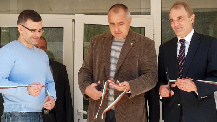 Борисов реже лентата на поредния открит от него обект. Снимка: Булфото